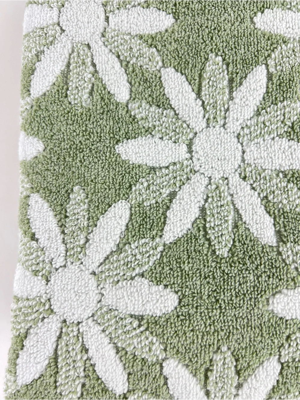 Deborah Connolly Bath Towels Green and White Floral Soft Cotton Blend 2 Pc NEW